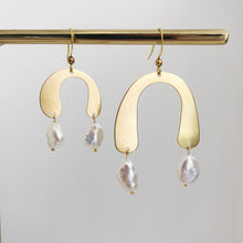 Load image into Gallery viewer, Irregular Brass Pendents Pearl Earrings
