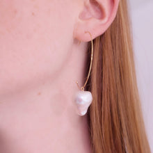 Load image into Gallery viewer, Detail picture of Baroque pearls hoop earrings