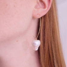 Load image into Gallery viewer, Detail picture of Baroque pearls hoop earrings
