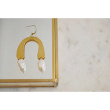 Load image into Gallery viewer, Irregular Brass Pendents Pearl Earrings
